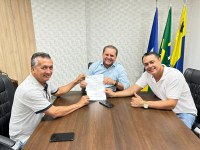 Comissão de vereadores de Espigão do Oeste se reúne com o deputado Cirone Deiró