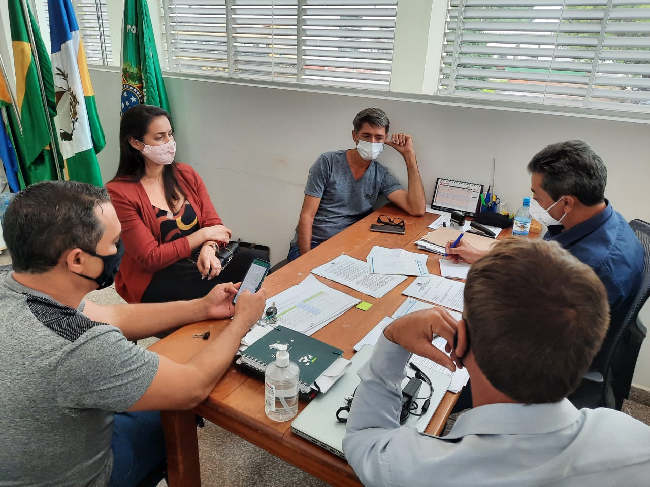 Comissão de Vereadores se reúnem com Prefeito para tratativas sobre reajuste do piso salarial dos professores e valorização dos servidores.