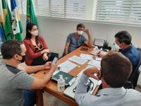 Comissão de Vereadores se reúnem com Prefeito para tratativas sobre reajuste do piso salarial dos professores e valorização dos servidores.