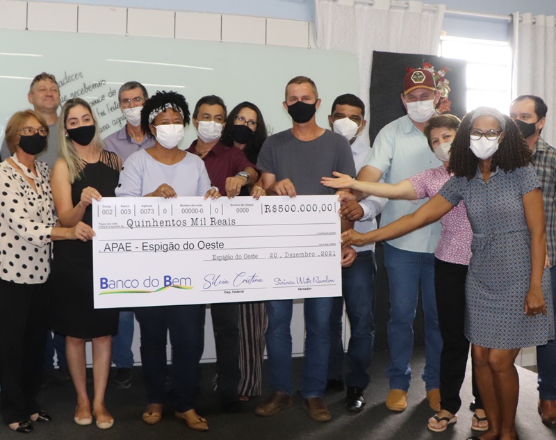 Deputada Silvia Cristina entrega recursos de R$ 500 mil para atender a APAE de Espigão