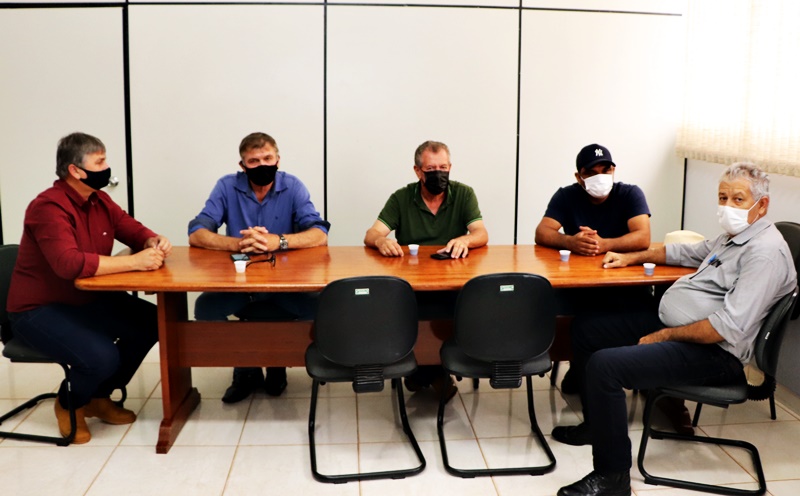 Ex-deputado federal Carlos Magno visita a câmara de vereadores de Espigão do Oeste