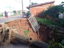 Calçadão da Avenida Piauí corre o risco de desmoronamento próximo a represa