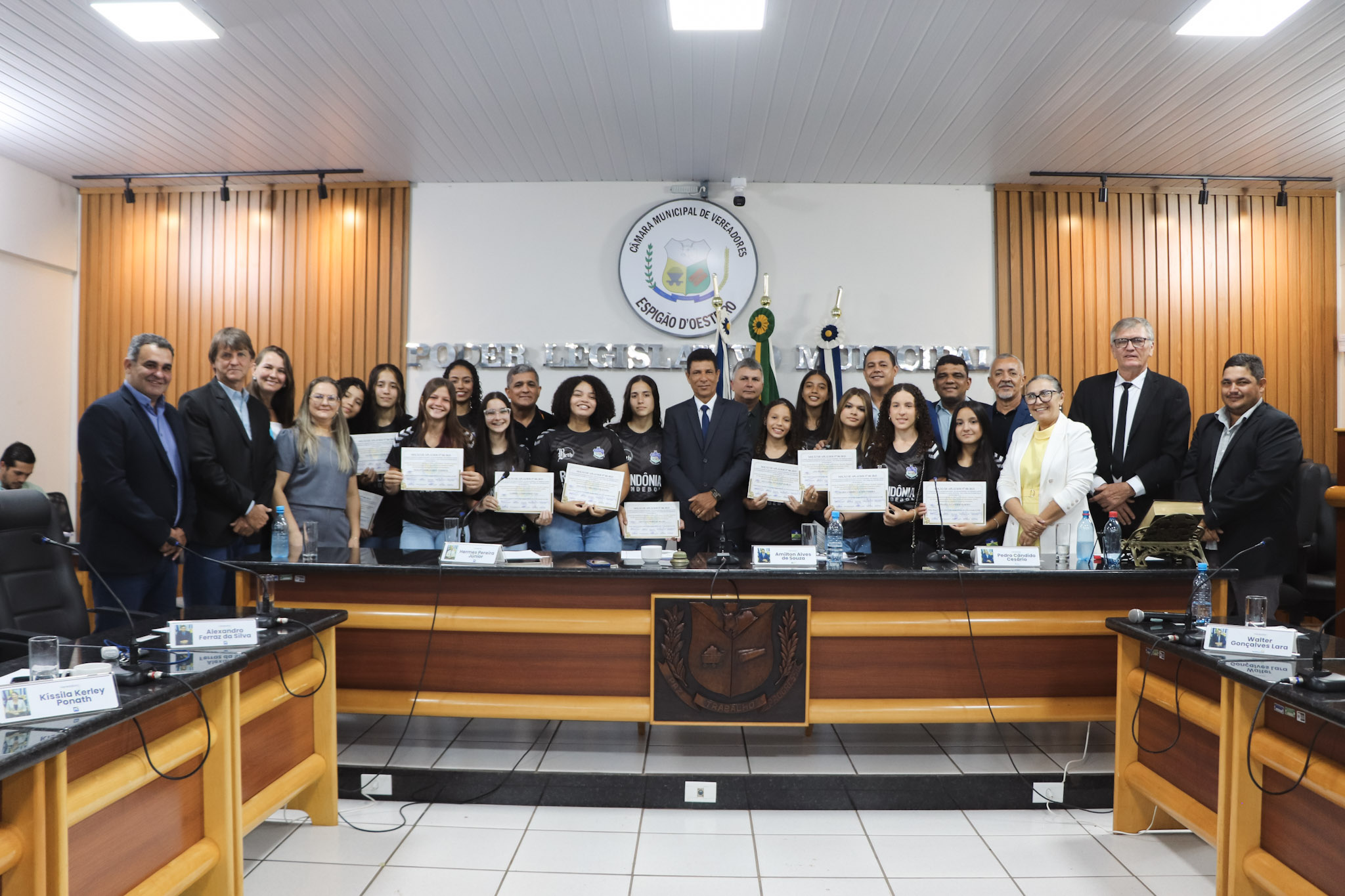 Câmara Municipal homenageia atletas de handebol da Escola Jerris Adriani Turatti pelo desempenho nos JEB’s