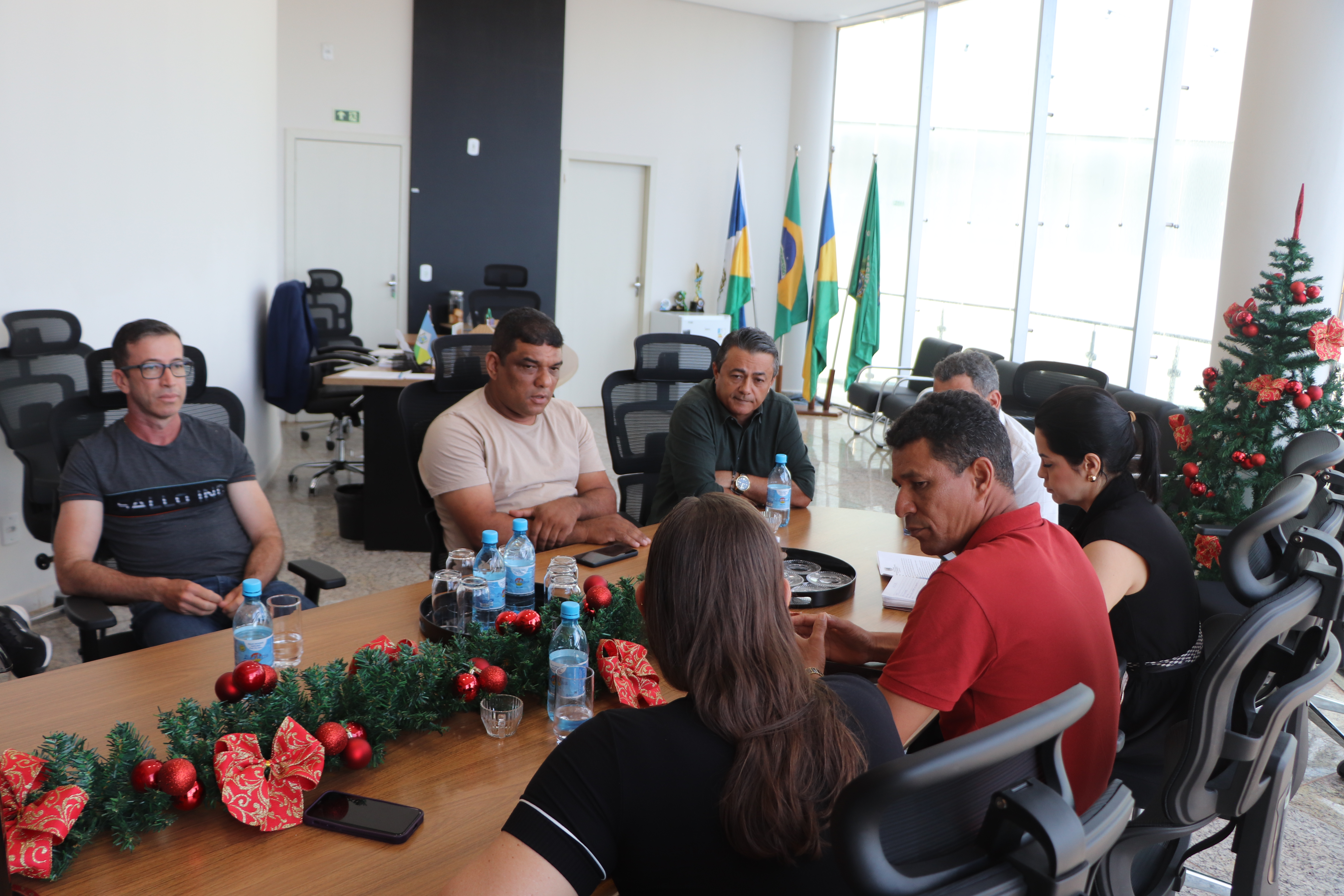 Vereadores participam de reunião com o Executivo para tratar do transporte escolar e da carga horária dos professores