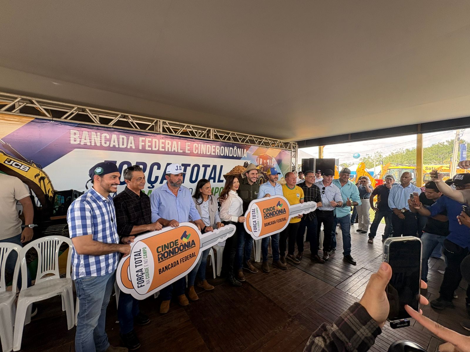Câmara acompanha entrega simbólica de maquinários que irão fortalecer infraestrutura e setor produtivo de Espigão d’Oeste durante a Rondônia Rural Show