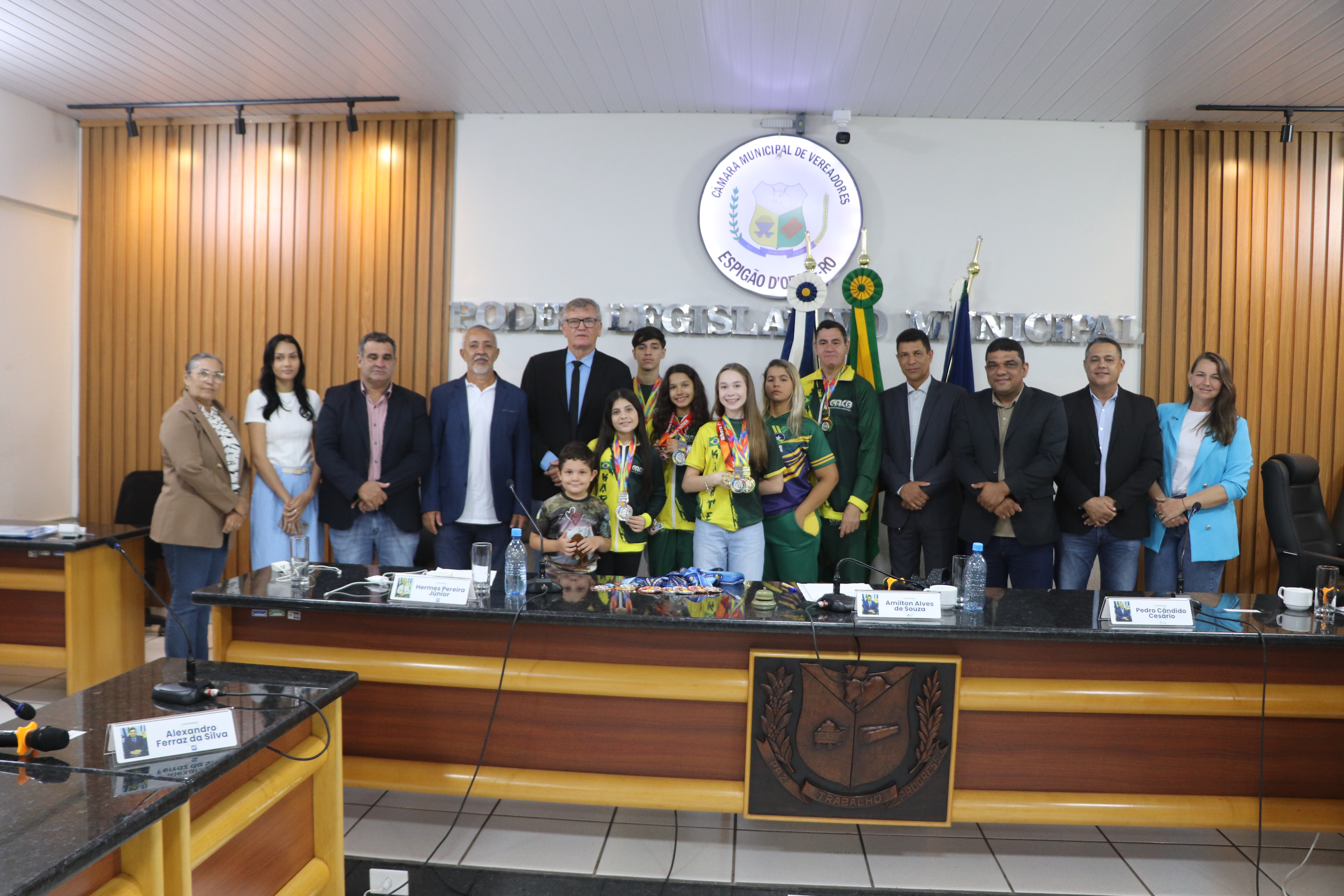 Câmara de Espigão do Oeste recebe atletas medalhistas do Mundial de Karatê em Malta