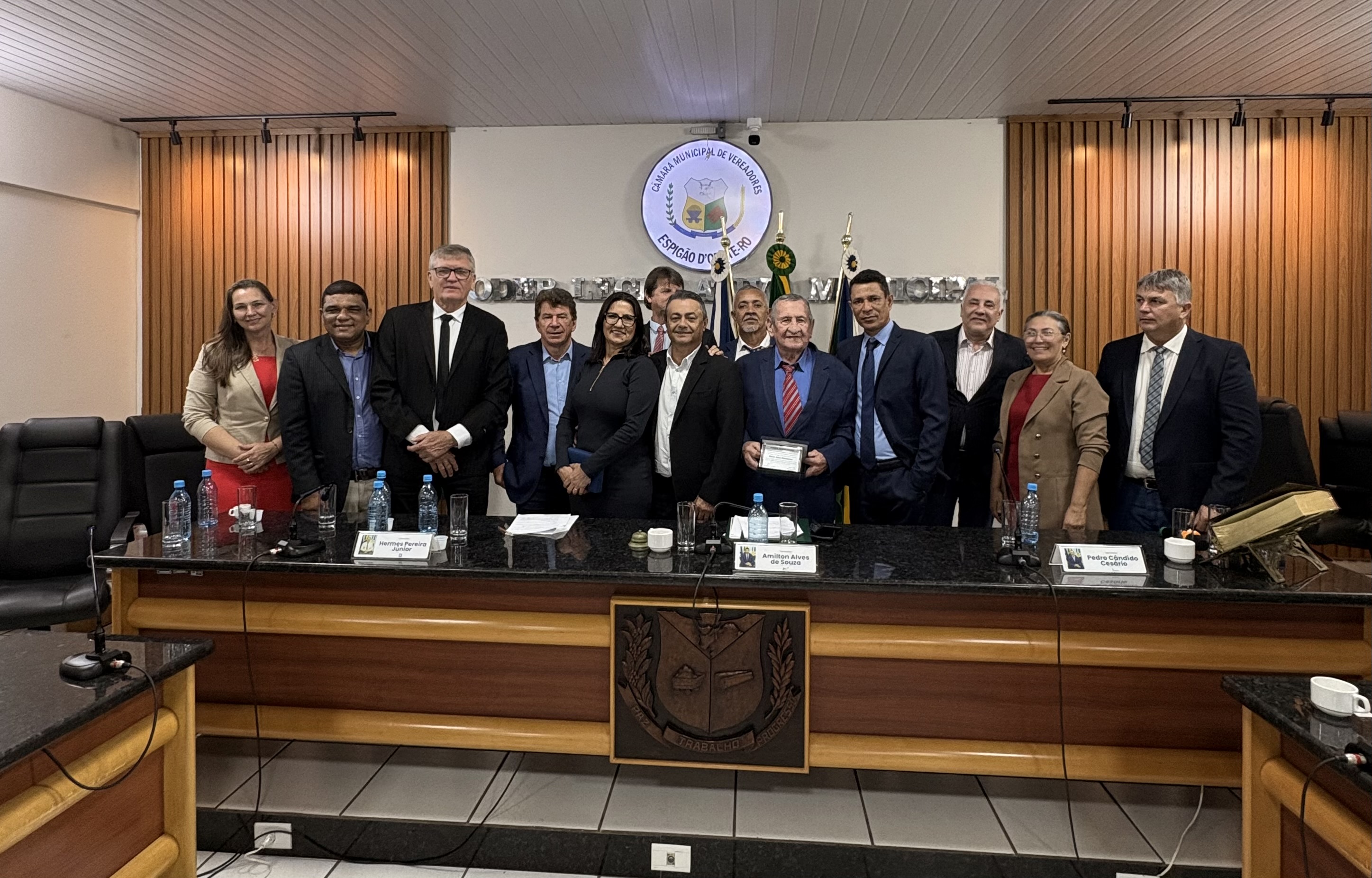 𝐂𝐚̂𝐦𝐚𝐫𝐚 𝐫𝐞𝐚𝐥𝐢𝐳𝐚 𝐒𝐞𝐬𝐬𝐚̃𝐨 𝐒𝐨𝐥𝐞𝐧𝐞 𝐝𝐞 𝐡𝐨𝐦𝐞𝐧𝐚𝐠𝐞𝐧𝐬 𝐞𝐦 𝐄𝐬𝐩𝐢𝐠𝐚̃𝐨 𝐝’𝐎𝐞𝐬𝐭𝐞 