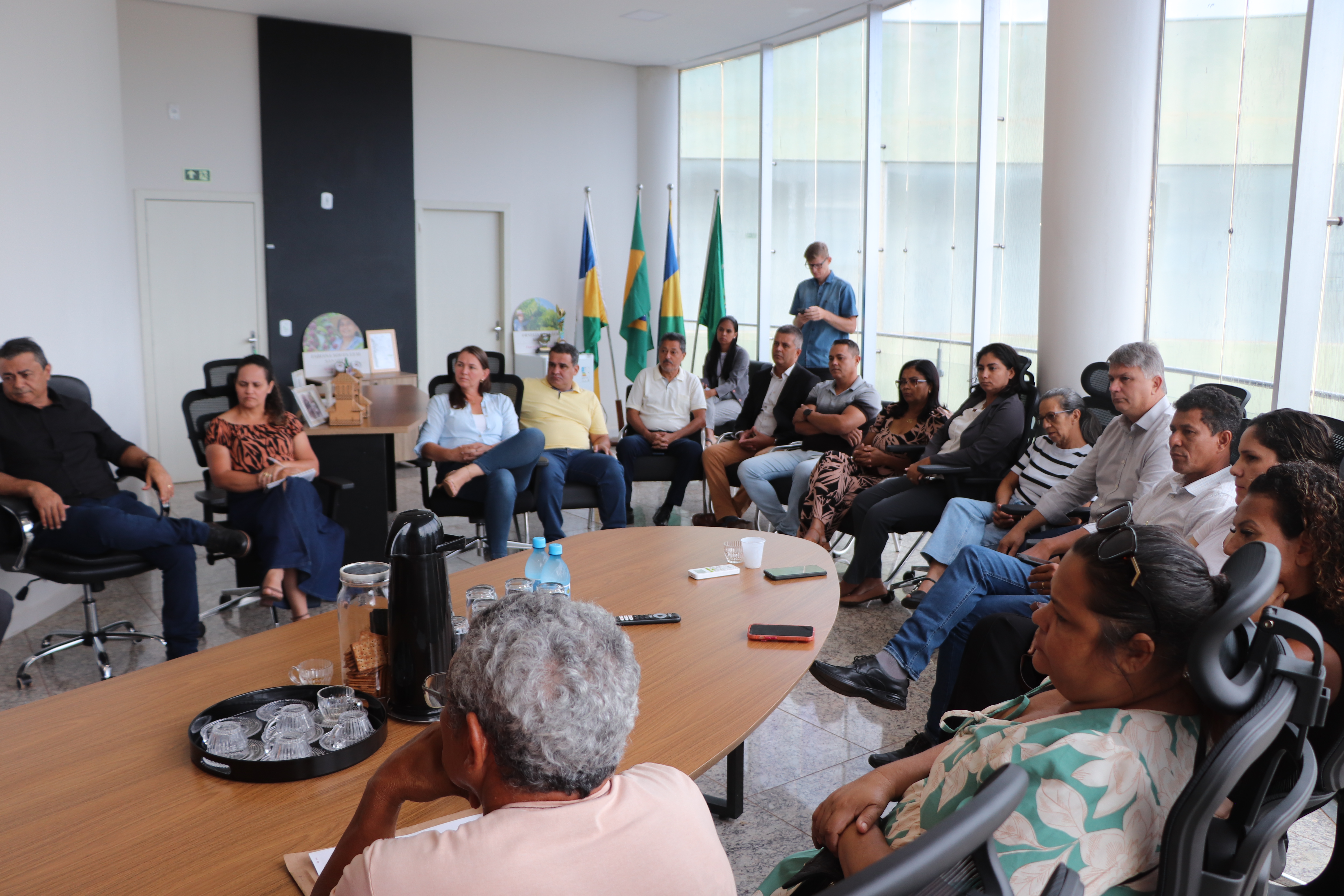 Vereadores participam de reunião no gabinete do prefeito para tratar de pautas da educação