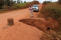 Vereador Professor Joel pede sinalização urgente em bueiro danificado na estrada do Pacarana