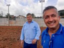 Vereadores Cosmo Cocó e Gilmar Loose acompanham trabalhos de melhoria do gramado do campo do bairro cidade Alta