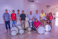 Vereadores participam da entrega de instrumentos musicais para banda de Fanfarra Municipal.