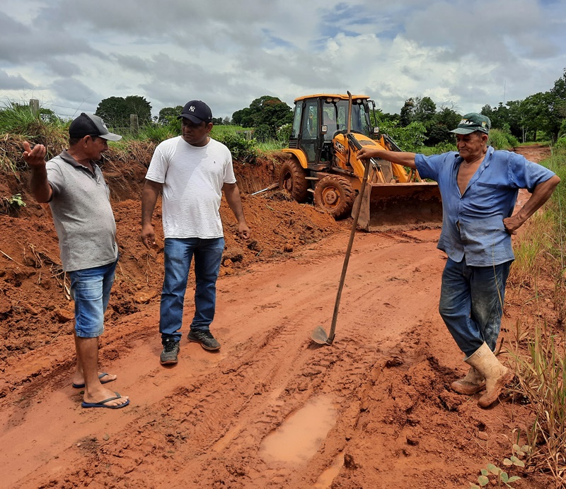 Maquina da prefeitura recupera trechos de atoleiros no Travessão São Paulo