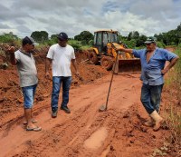 Maquina da prefeitura recupera trechos de atoleiros no Travessão São Paulo