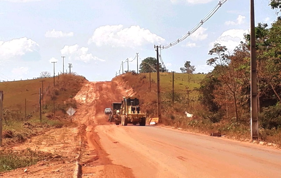Maquinário do DER começa a recuperação da rodovia do distrito do Pacarana