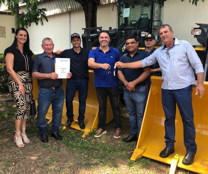 Mesa diretora do Poder Legislativo prestigia entrega de equipamentos a prefeitura de Espigão