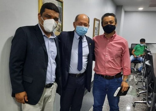 Os poderes Legislativo e Executivo de Espigão se reúnem com parlamentares da bancada federal de Rondônia