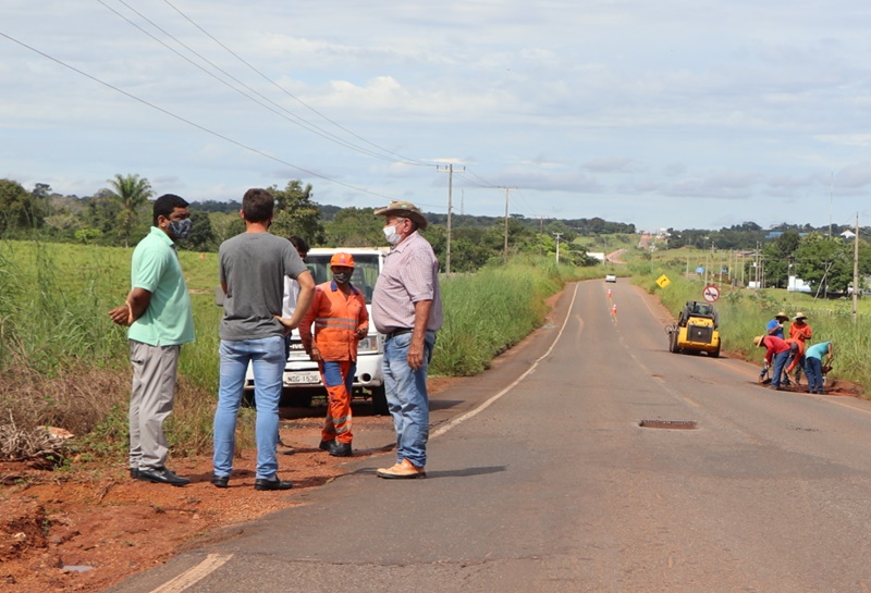 Poder Legislativo apoia parceria entre DER e Prefeitura na execução do Tapa Buraco na RO Lúcia Tereza