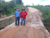 Prefeito Weliton atende o vereador Bahia na recuperação de trechos da Linha JK