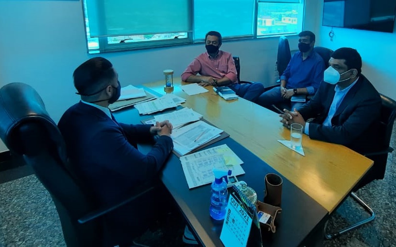 Presidente da Câmara Adriano da Ambulância e o Prefeito Weliton se reúnem com o secretário da Casa Civil