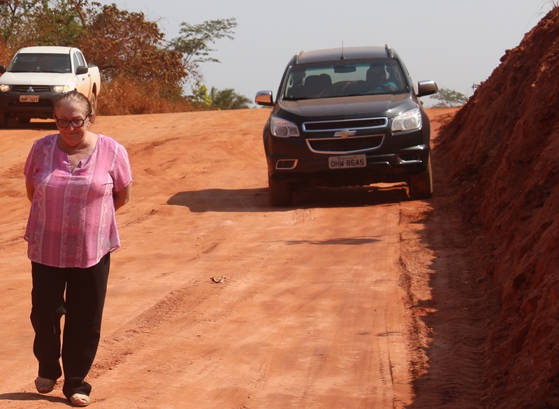 Presidente da Câmara homenageia Lúcia Tereza durante ordem de serviço para asfalto na RO133
