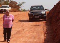 Presidente da Câmara homenageia Lúcia Tereza durante ordem de serviço para asfalto na RO133