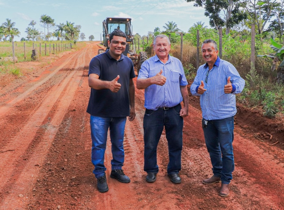 Vereador Adriano acompanha os trabalhos da prefeitura no Travessão Pergoraro