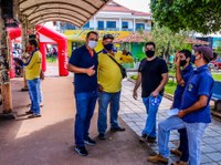 Vereador Professor Hermes dialoga com moto taxistas para ampliação e estruturação do ponto da praça
