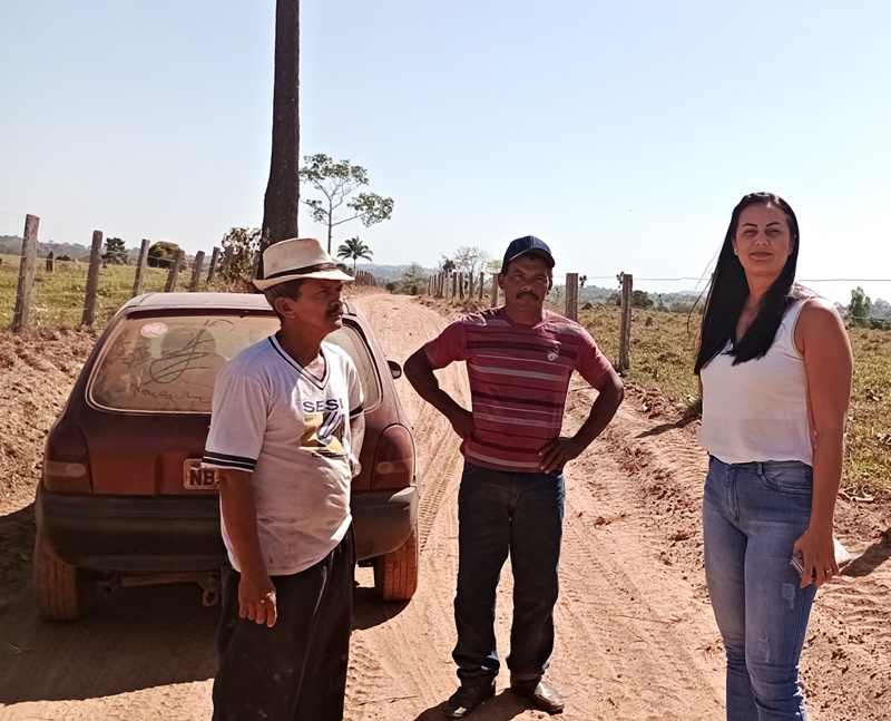 Vereadora Delker Nobre acompanha obras da Semod no travessão da Linha É