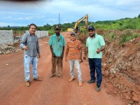 VEREADORES ADRIANO DA AMBULÂNCIA E ZONGA ACOMPANHAM SERVIÇOS DE MANUTENÇÃO NA COMUNIDADE REI DAVI PARA DESVIO DE EXCESSO DE ENXURRADAS NA RUA DE ACESSO.