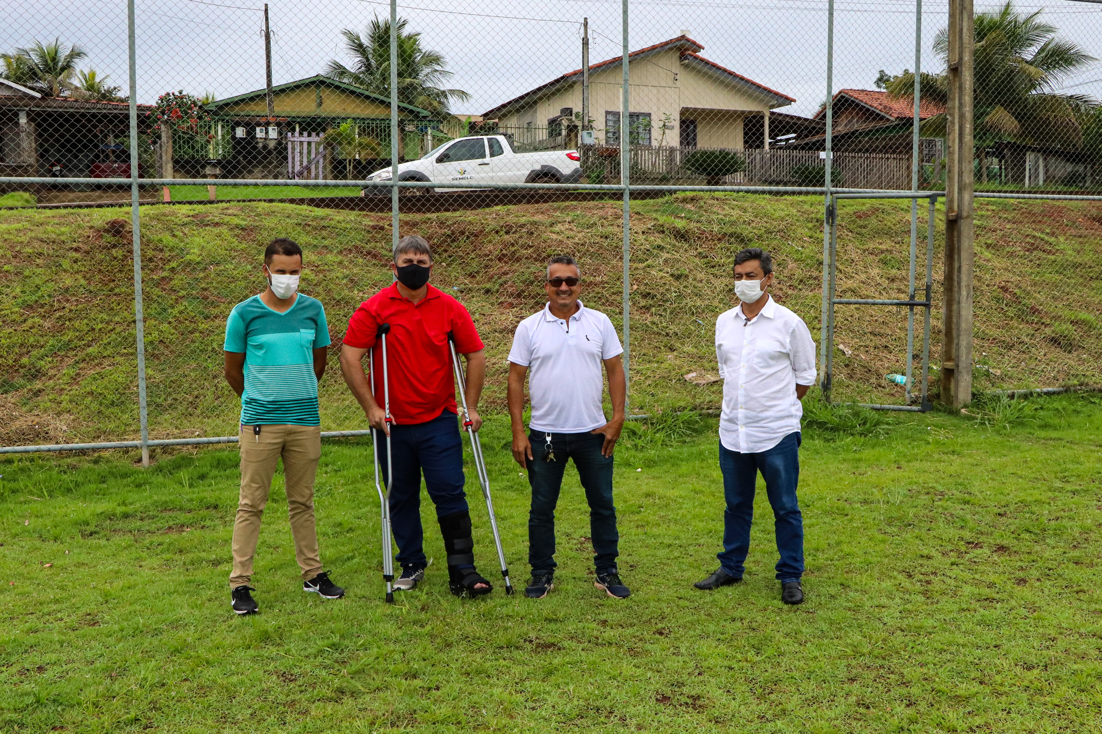 Vereadores visitam obras e futuras instalações das arquibancadas no campo do bairro Cidade Alta